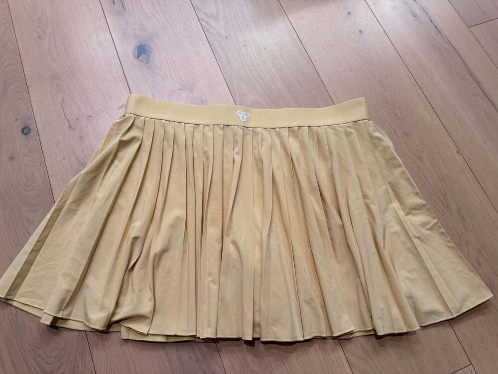 Aritzia Tna TnAction Pleated Tennis Skort in Yellow